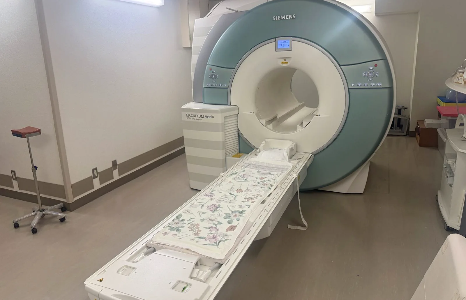 Siemens MRI system photographed in a Japanese medical facility